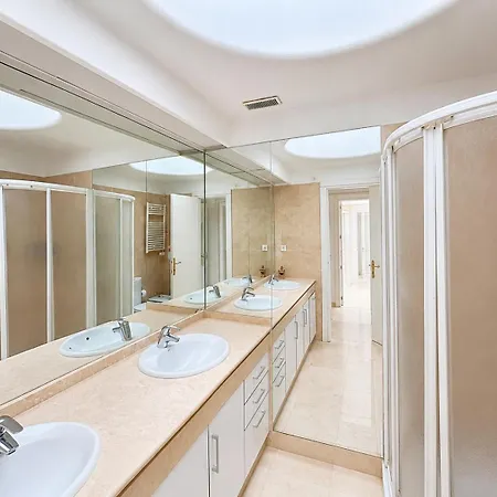 Penthouse With Seaviews By Kura Homes Apartment *